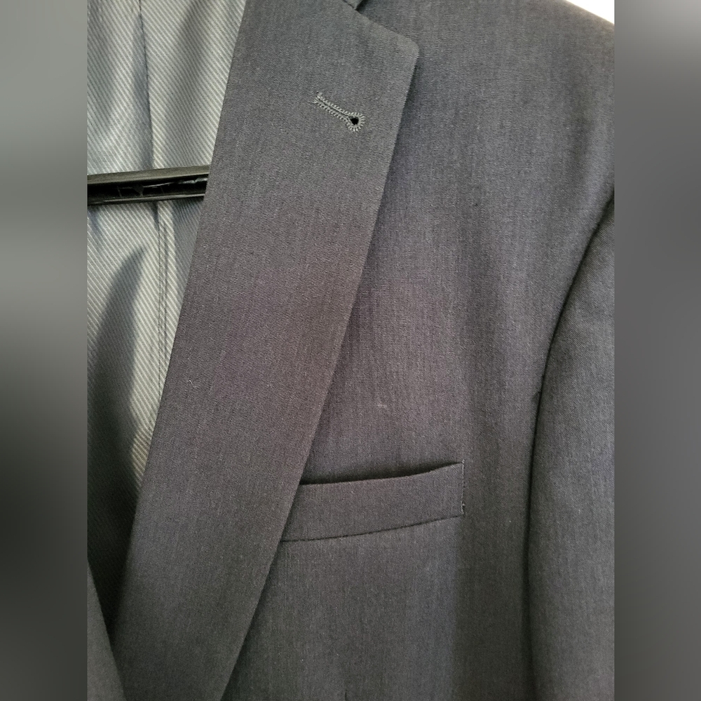 Gray Sport Coat with Notched Lapels and Modern Cut - Picture 7 of 8